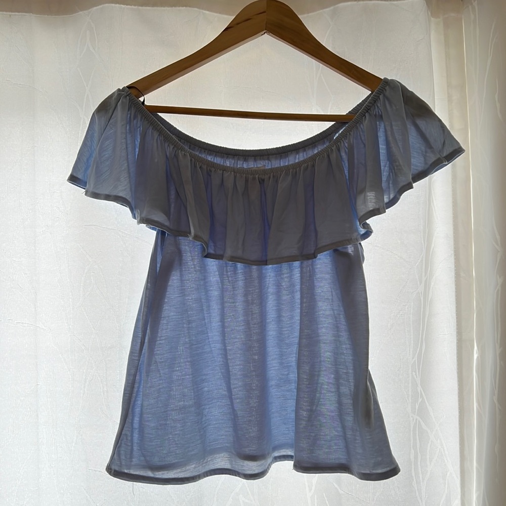 Off the shoulder small t-shirt